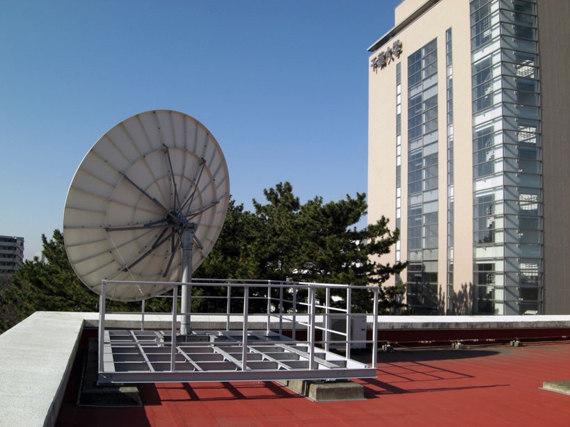 中国静止気象衛星FY2データを受信するためのアンテナ